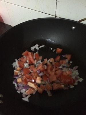 番茄洋葱拌面的做法 步骤2