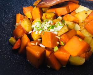 上班族的快手简单晚餐——南瓜炖土豆的做法 步骤12