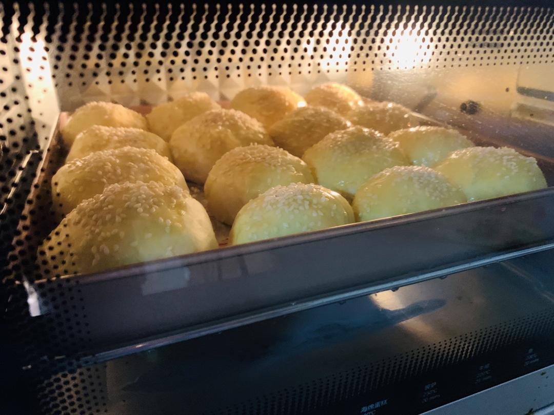 咸蛋黄肉松小餐包