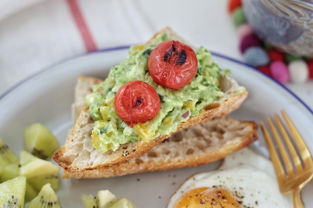 风味鳄梨酱配面包