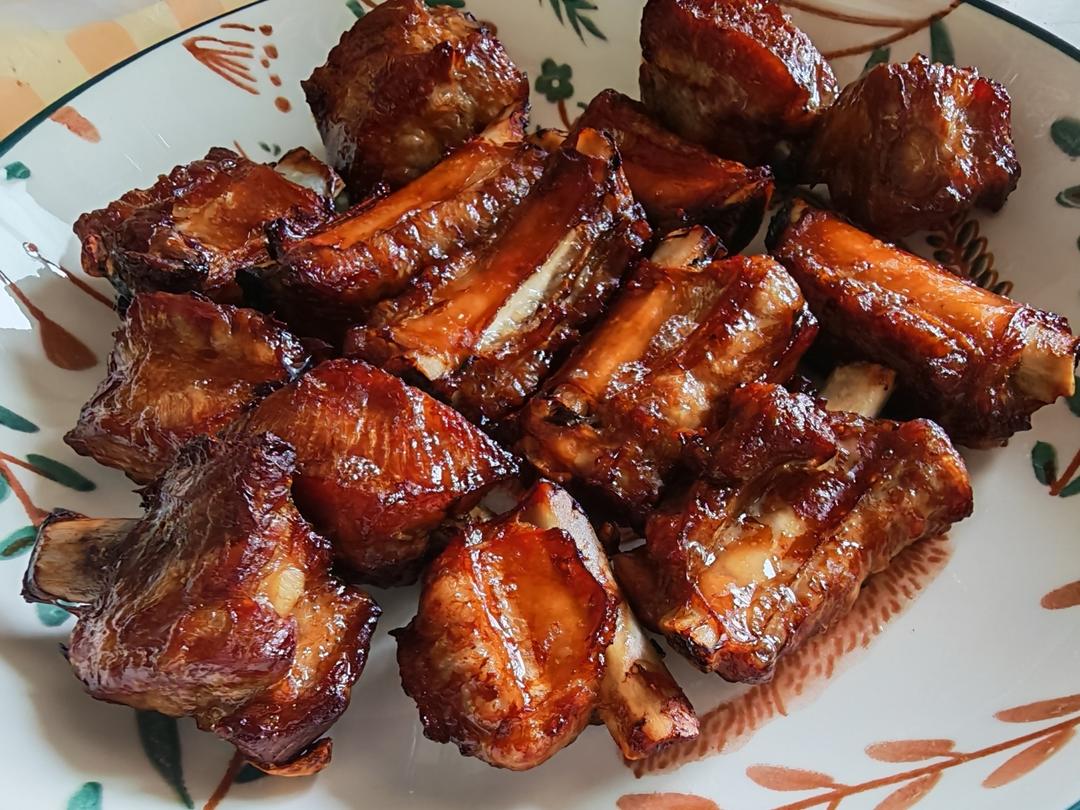 外焦里嫩！好吃到舔手指的蒜香烤排骨