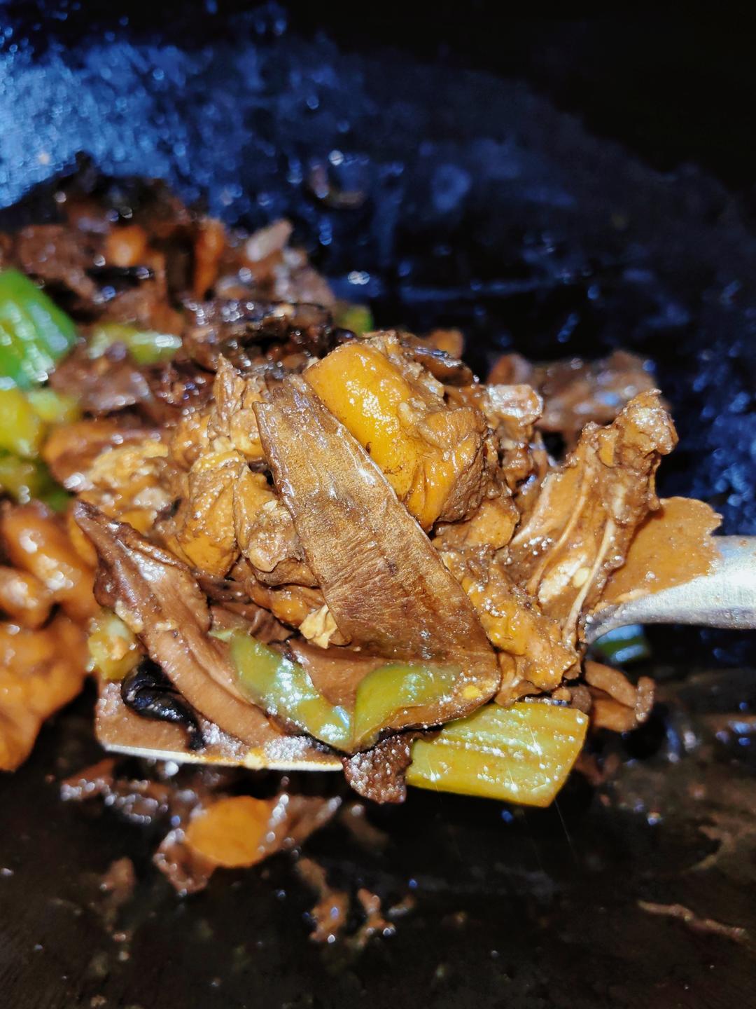 下饭菜「黄牛肝菌焖鸡」的做法