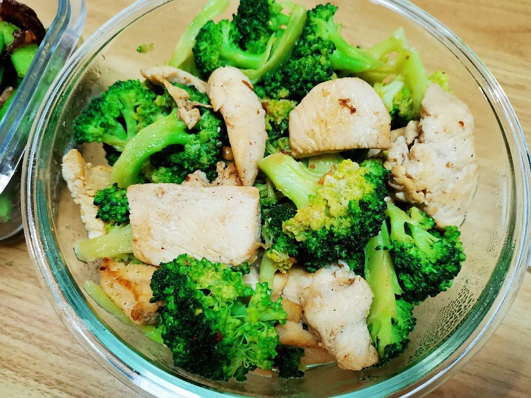 鸡胸肉炒西兰花