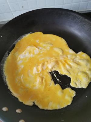 腊肠炒蛋的做法 步骤3