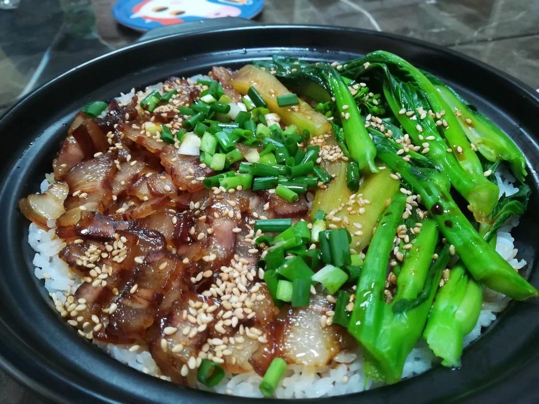 《广式腊肠砂锅煲仔饭》