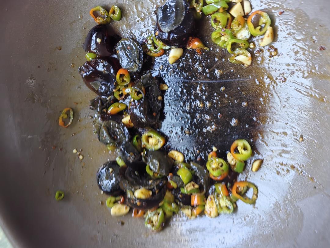 超级下饭的青椒炒皮蛋