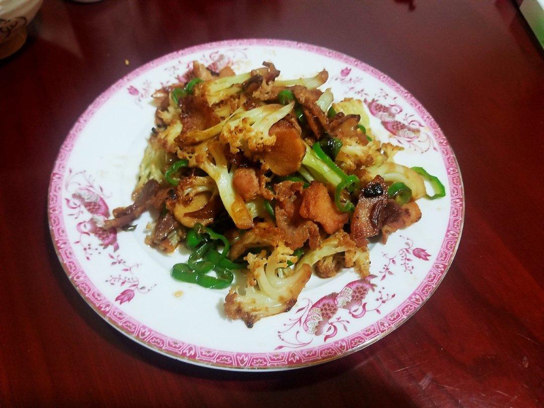 饭店必点的干锅花菜，是这么做出来的。