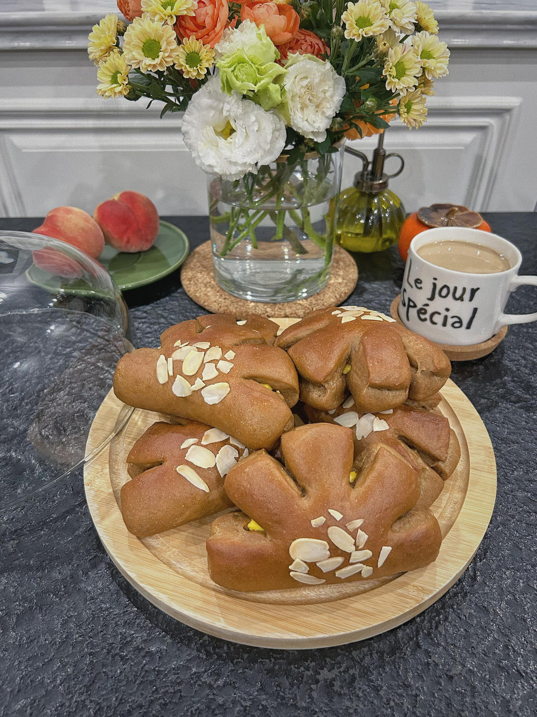 复古卡仕达夹馅面包