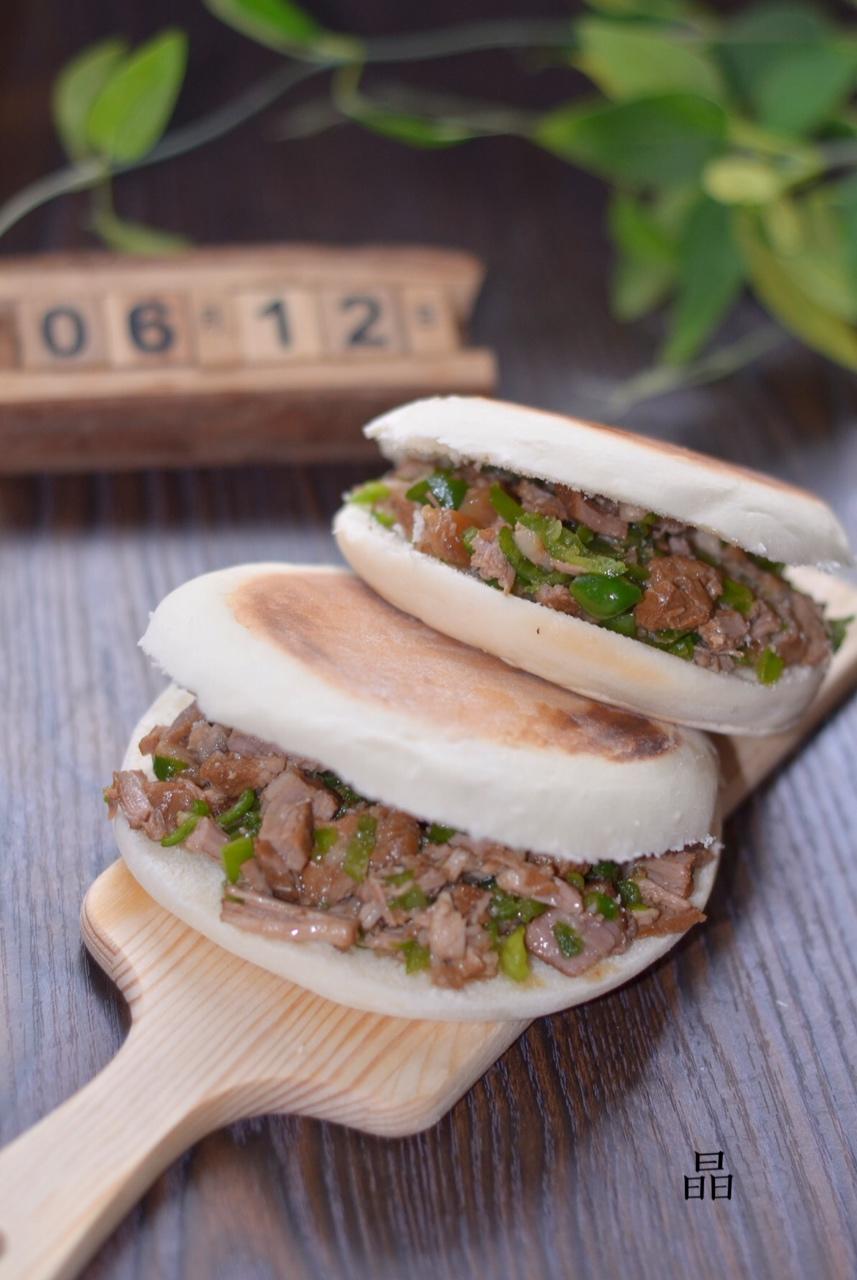 家有甜小妞儿做的腊汁肉夹馍