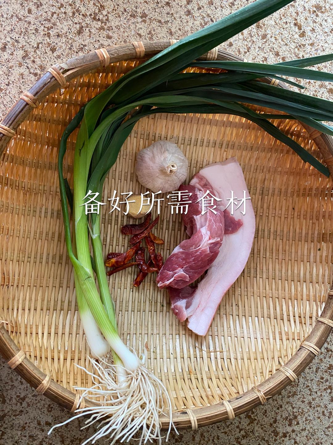 蒜炒回锅肉的做法 步骤1