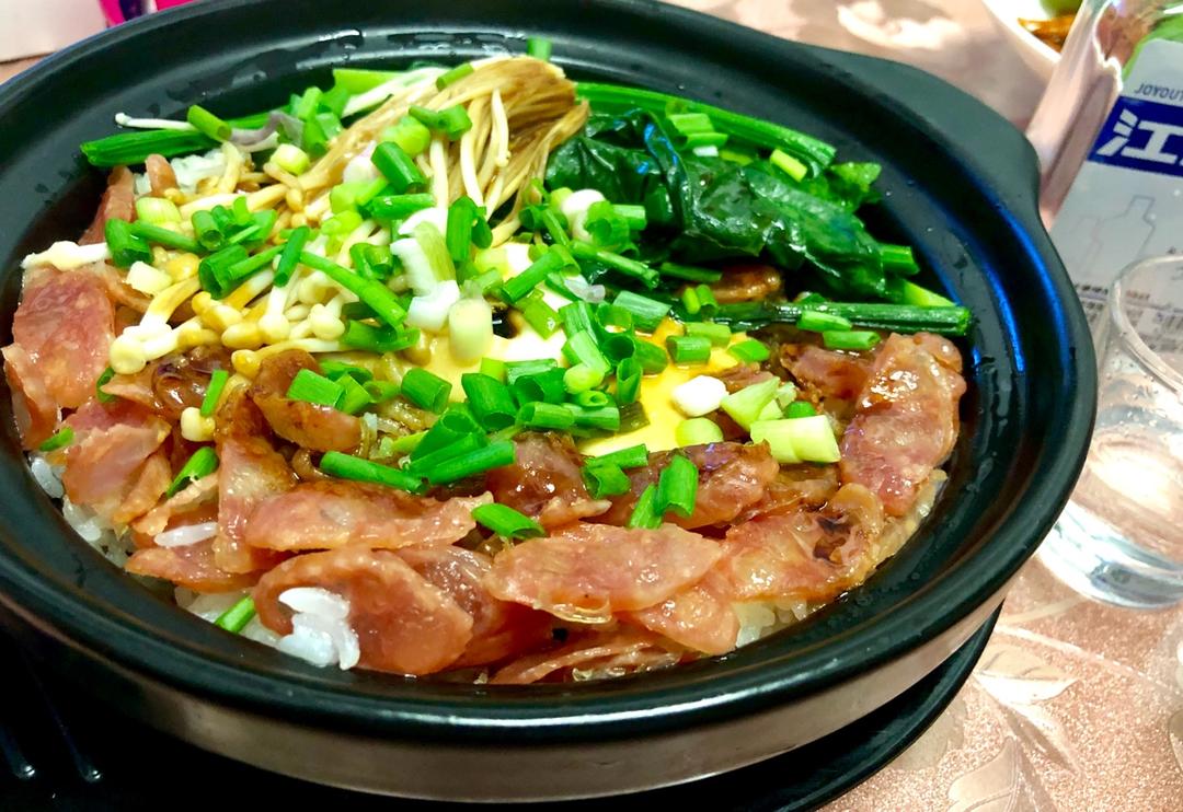 《广式腊肠砂锅煲仔饭》