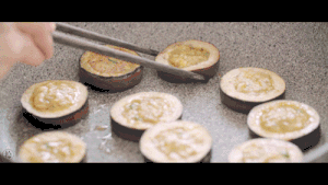 茄子虾皮面饼的做法 步骤10