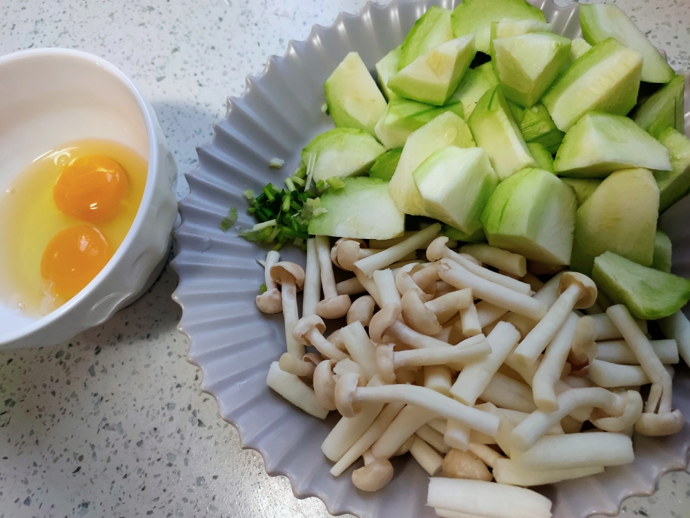 海鲜菇丝瓜鸡蛋汤丨低卡又营养的做法 步骤2