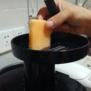 哈密瓜汁的做法 步骤4