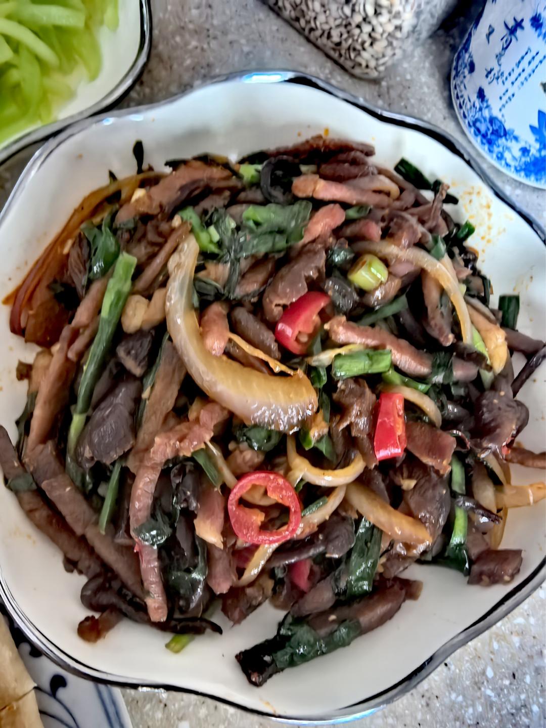 腊肉炒干茶树菇