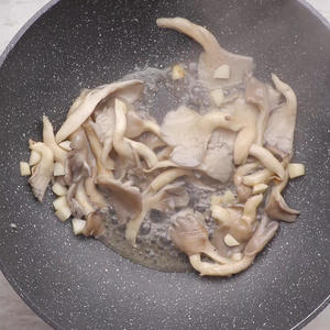 素炒平菇的做法 步骤3