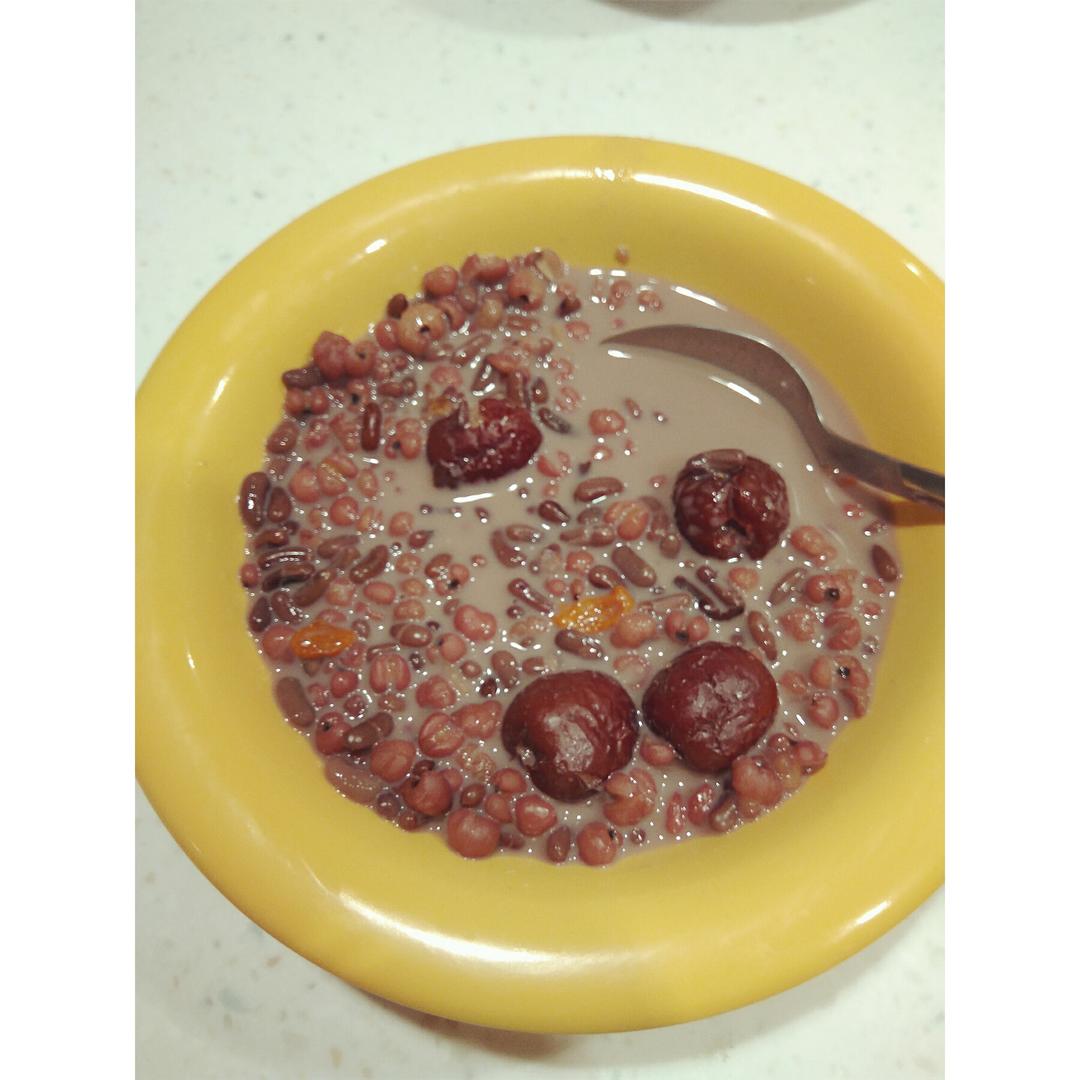 红枣红豆薏仁牛奶粥