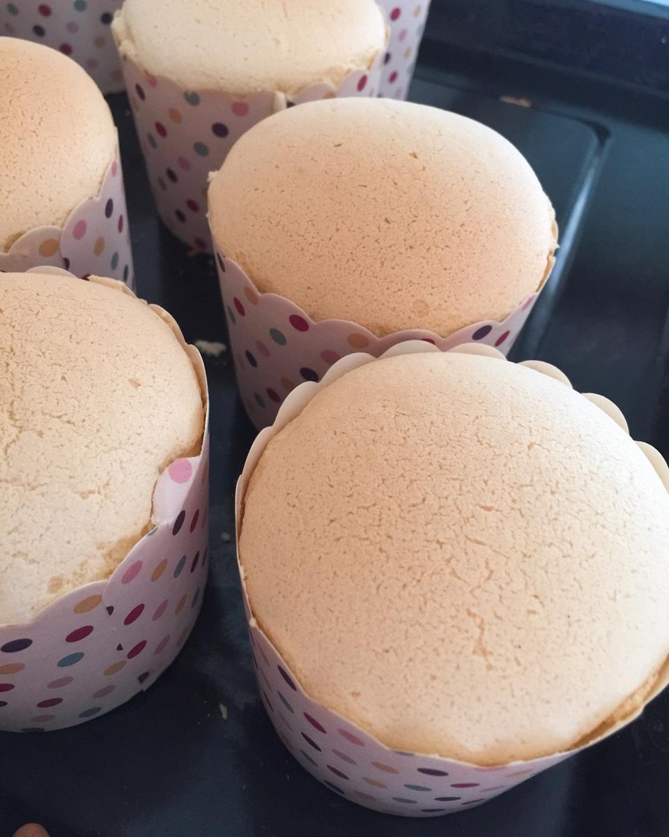 不皱不裂圆润饱满原味戚风纸杯蛋糕