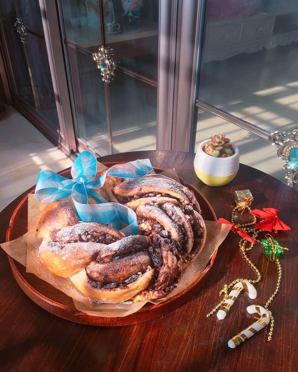 圣诞巧克力坚果麋鹿花环面包