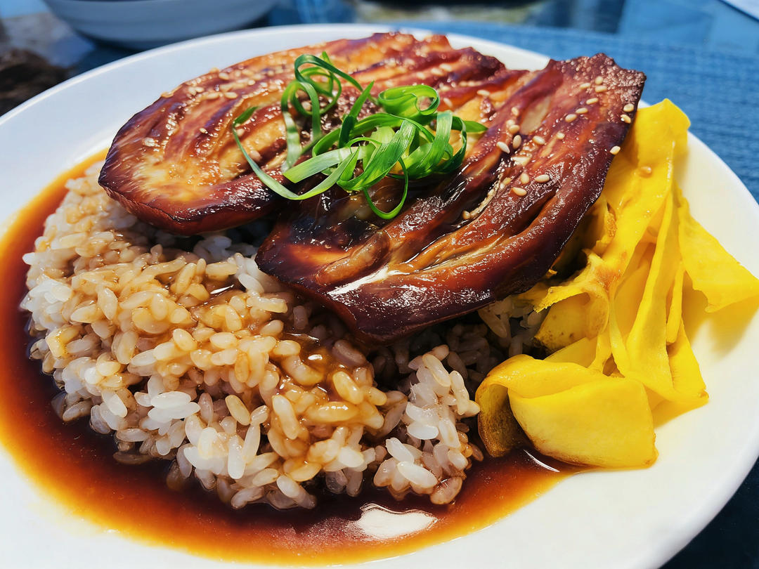 饭上是鳗鱼么～噢，是蒲烧茄子饭