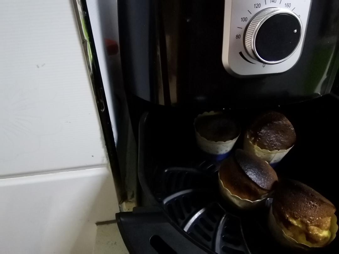 《云朵舒芙蕾》柔软、轻盈、细腻、绵密、一口下去犹如棉花糖，但又像漂浮的云朵配方