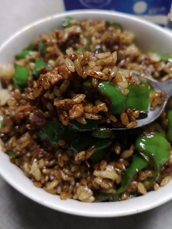 小短腿跑超快做的青椒肉丝炒饭