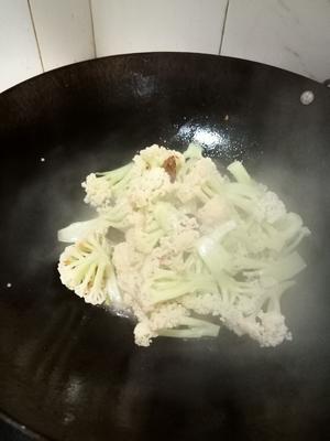 超级简单的猪油渣炒花菜的做法 步骤5
