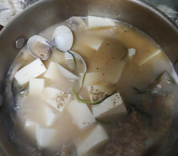 蛤蜊鲫鱼豆腐汤的做法