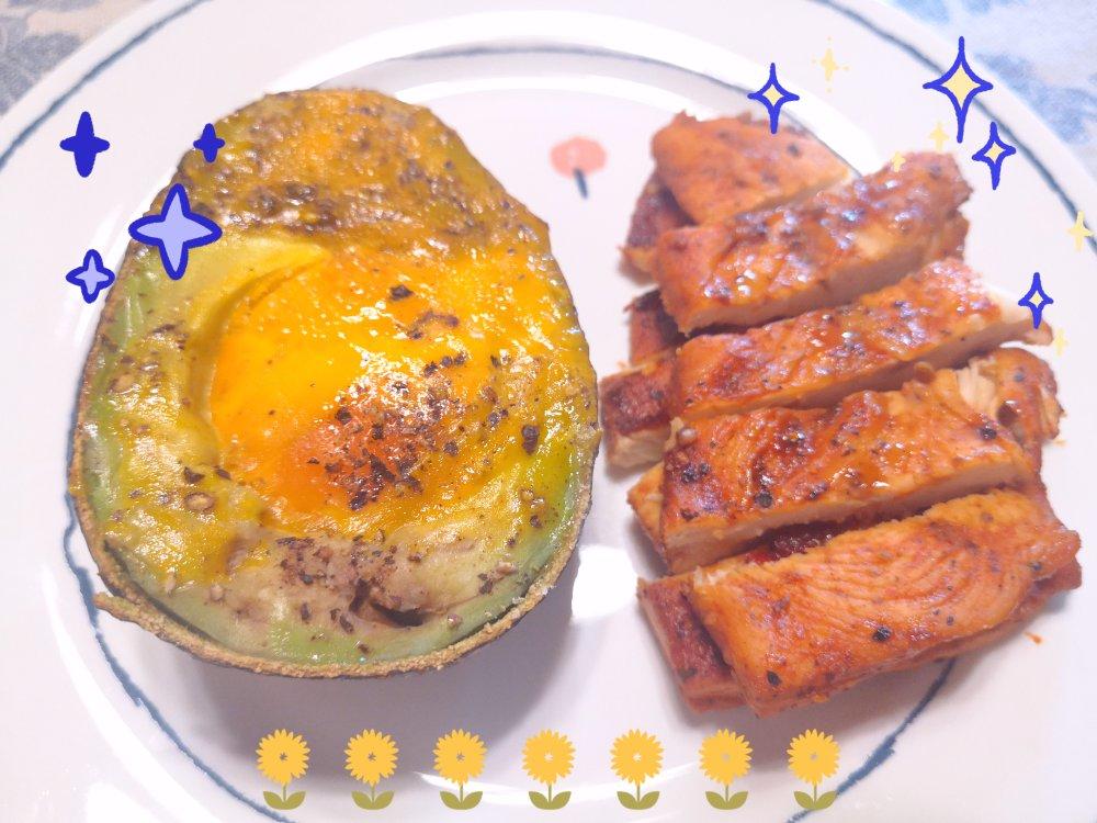 牛油果烤鸡蛋