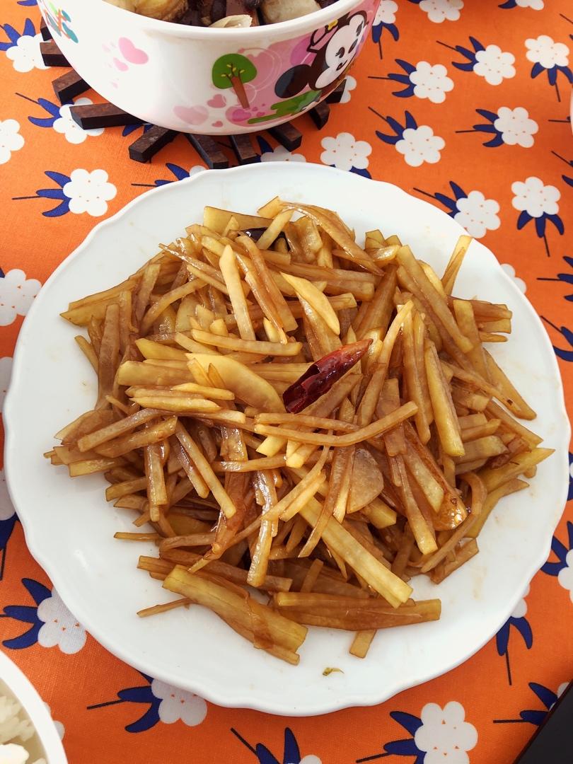 酸辣土豆丝的正宗做法，学会这三个技巧，土豆丝脆爽又下饭