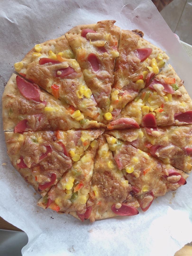 薄饼脆皮火腿pizza
