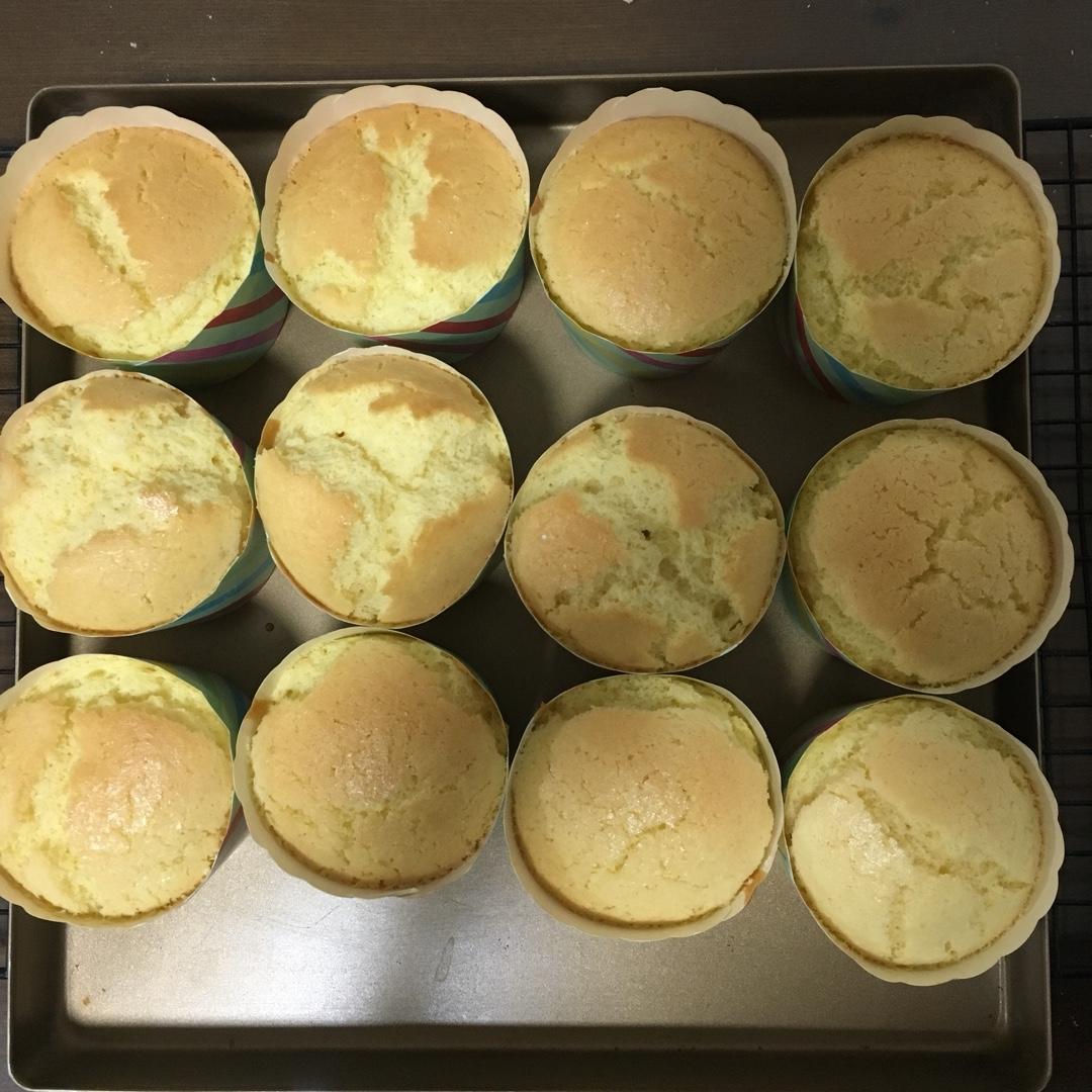 淡奶油海绵纸杯蛋糕