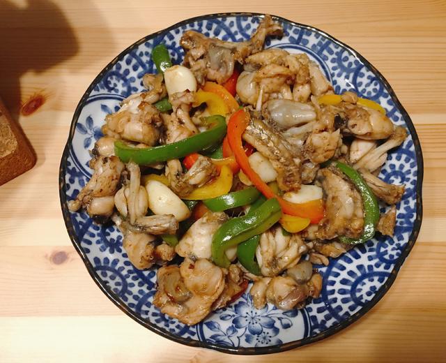 彩椒炒田鸡的做法