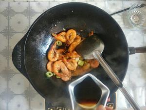 中式炒菜→铁锅鲜虾白菜的做法 步骤6