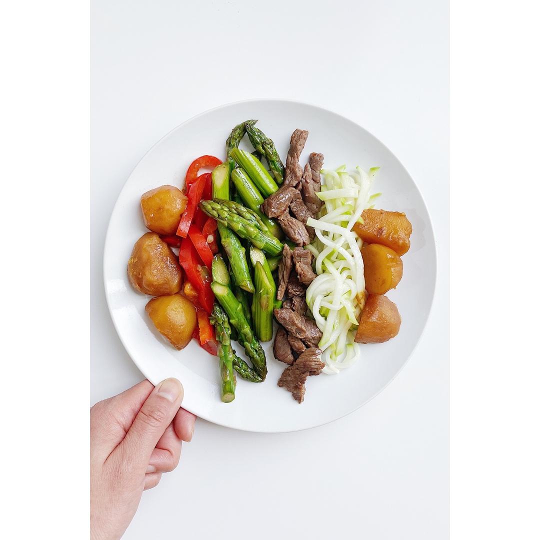 【健康三餐】彩虹沙拉附自制花生黄芥末酱汁