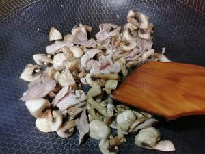 石斛花肉片炒蘑菇的做法 步骤3