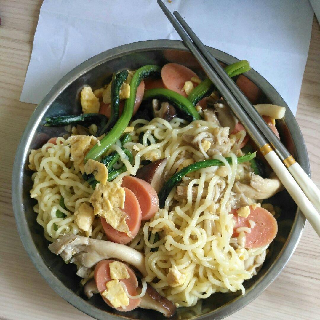 路边摊风味炒方便面