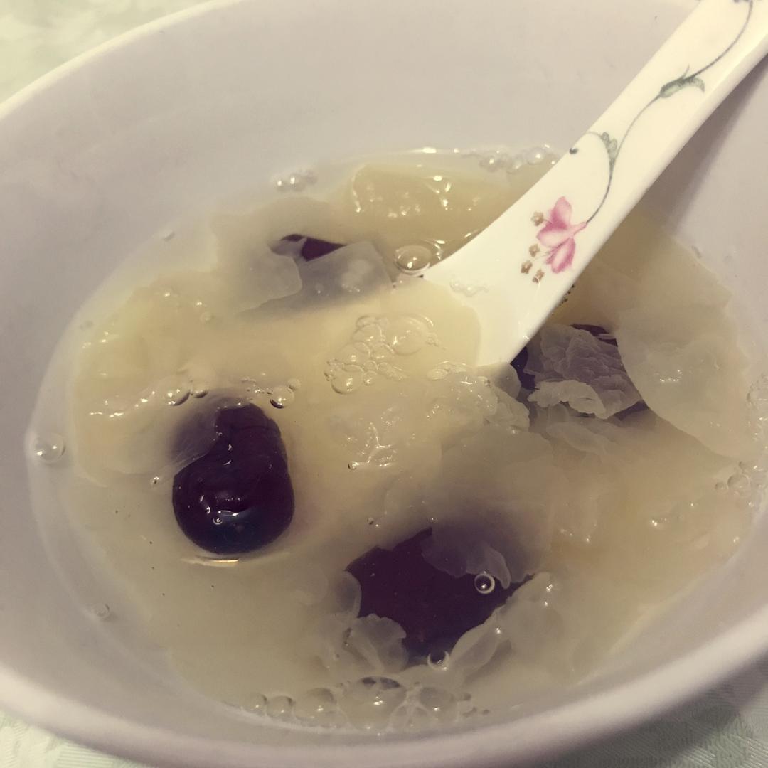 冰糖银耳红枣汤