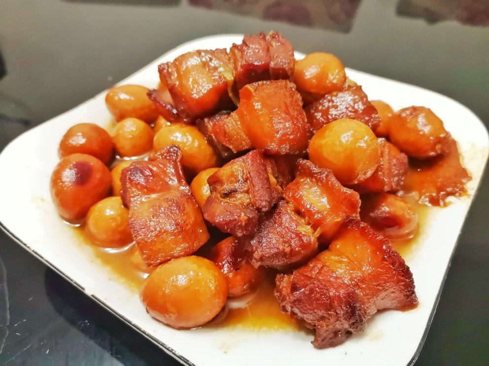 加了鹌鹑蛋后，这盘红烧肉，美味的逆天啦——鹌鹑蛋烧肉（孔瑶食谱）