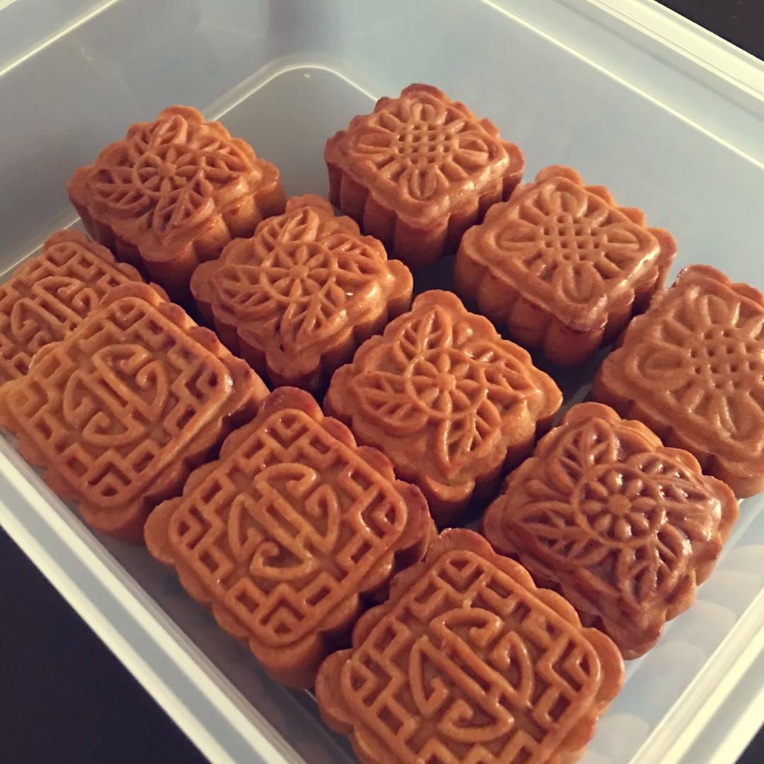 广式月饼—蛋黄莲蓉月饼