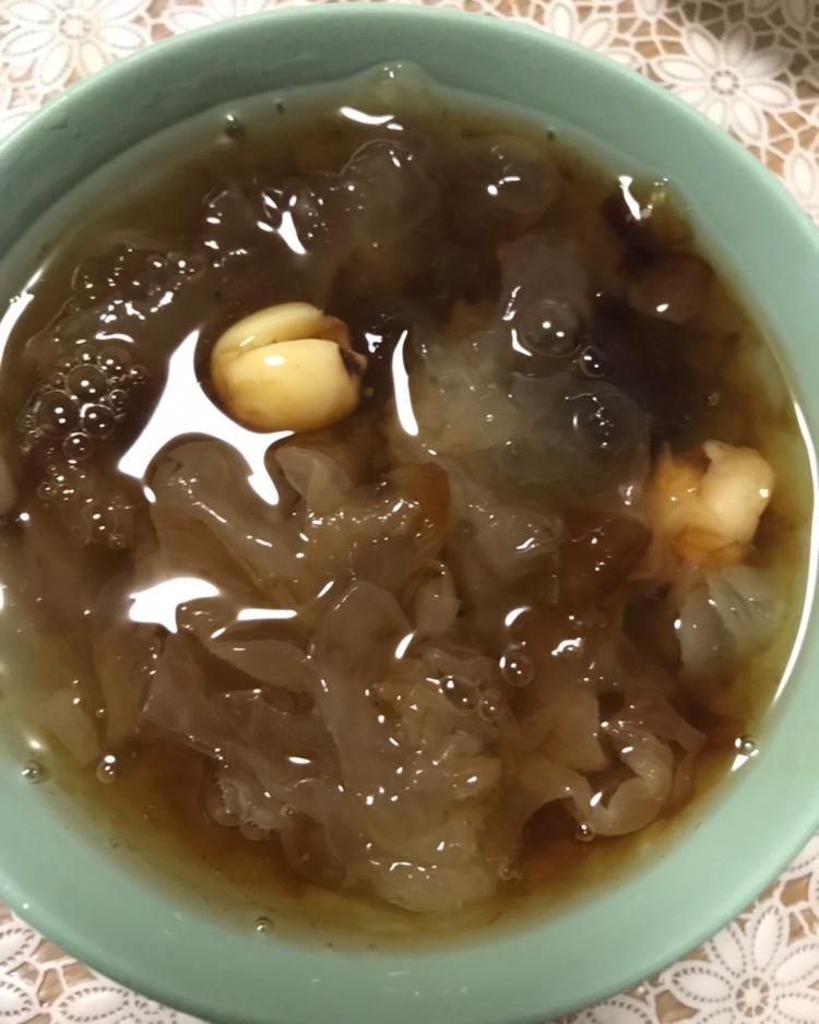 皂角米桃胶炖银耳糖水