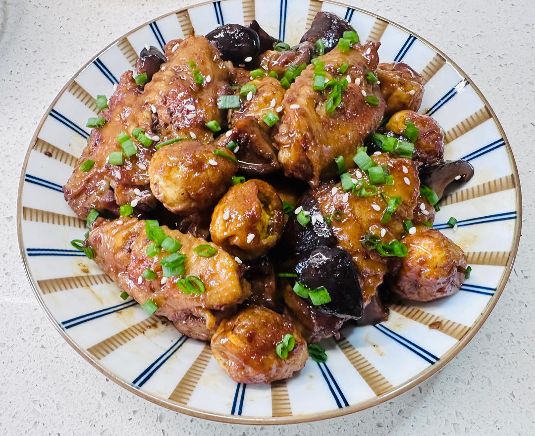 快手：香菇鸡翅虎皮鹌鹑蛋煲