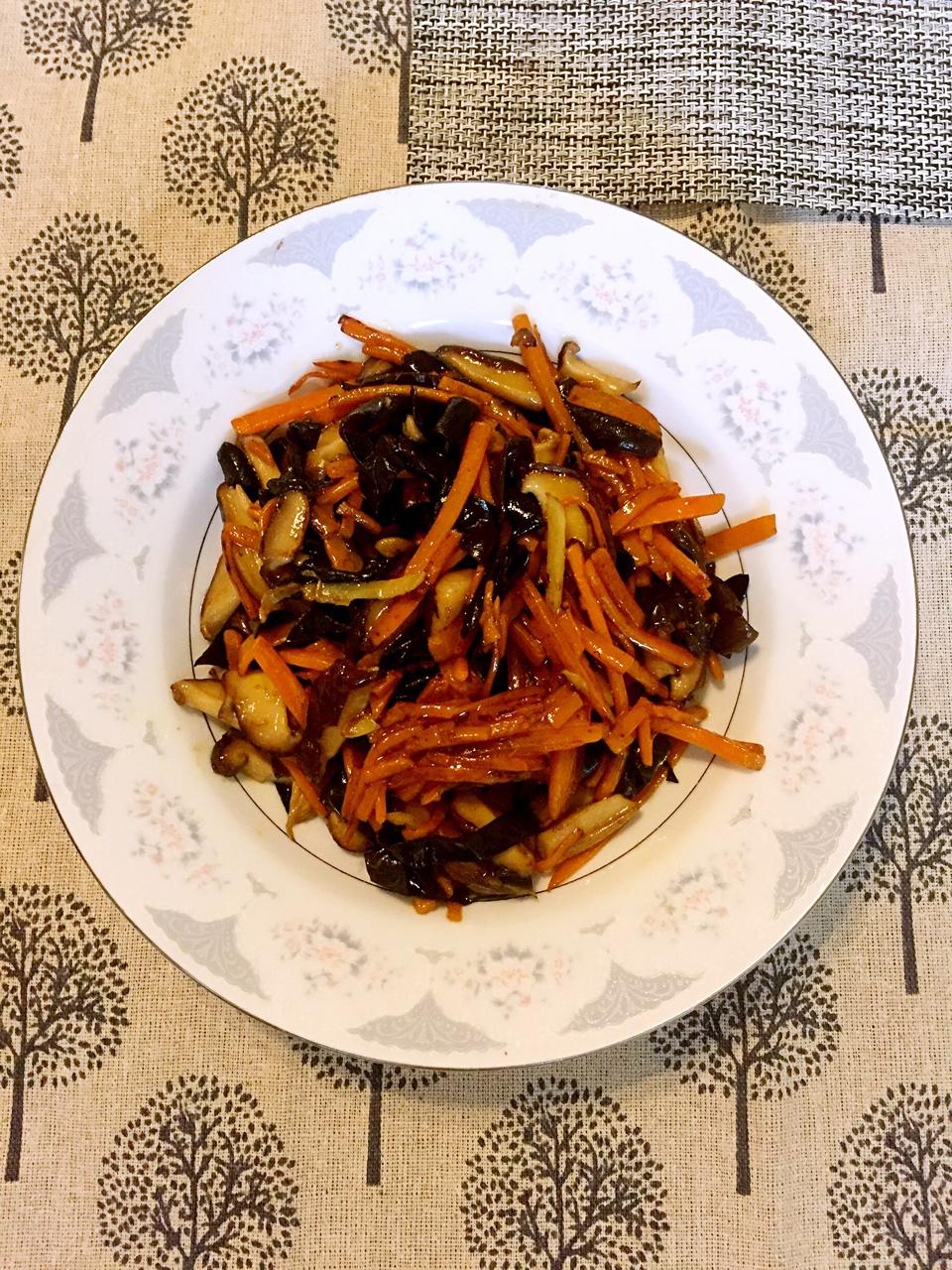 胡萝卜香菇炒木耳