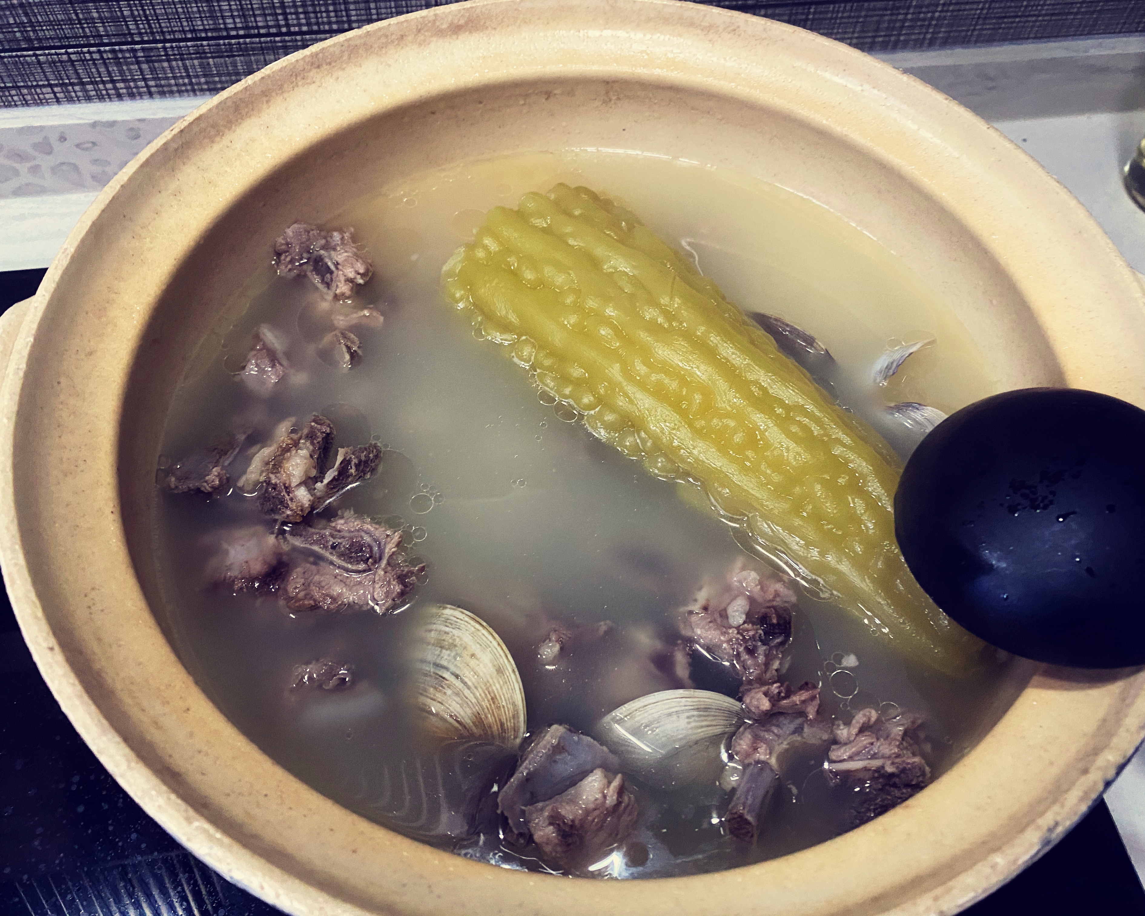 私房汤：苦瓜蛤蜊黄豆排骨汤