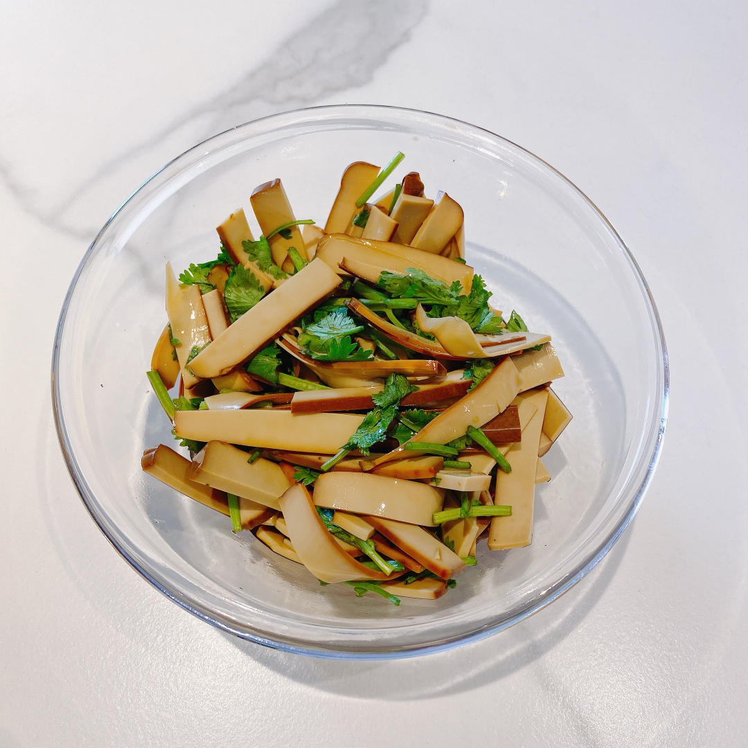鸡蛋干拌香菜