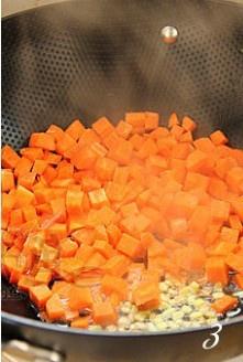 豌豆胡萝卜焖饭的做法 步骤3