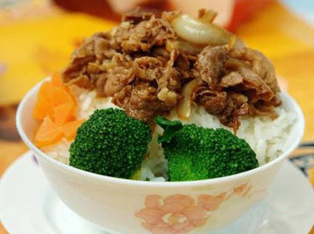 午餐:牛肉饭396kcal的做法
