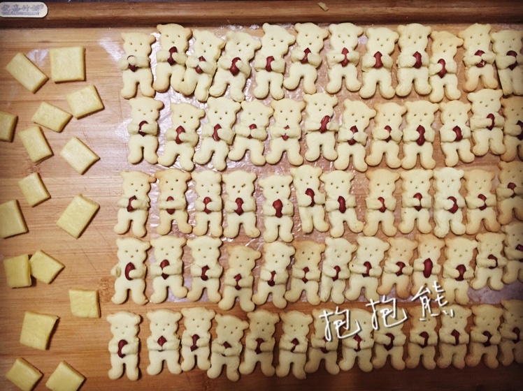 抱杏仁的小熊（造型饼干）