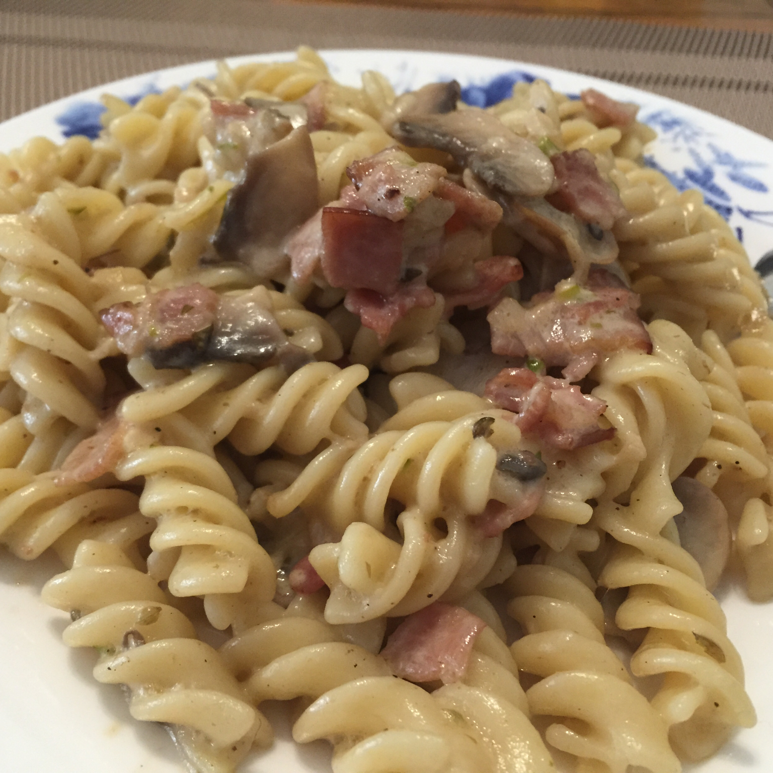 白蘑菇奶油培根意面