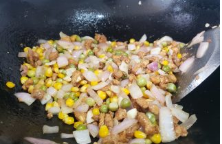 豌豆玉米粒炒鸡丁的做法 步骤5